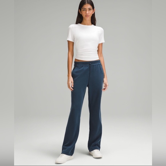 New NWT Lululemon Softstreme High Rise Pant Regular in True Navy. Size 4 - Picture 1 of 8
